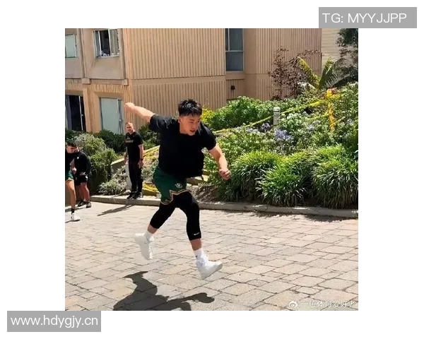 赵维伦在旧金山大学训练照曝光展现强壮身材引发网友热议