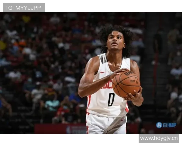 曼恩首节火力全开独得10分半场高效6中5贡献14分3板表现出色